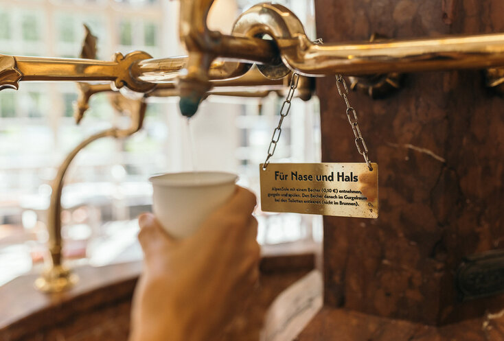 Ein Brunnen mit magnesium-haltigem Heilwasser im bayerischen Staatsbad Bad Kissingen