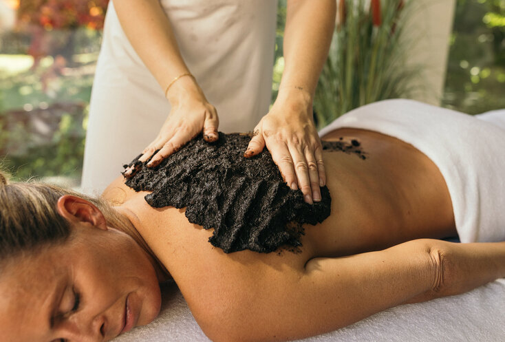 Frau entspannt bei einer Mooranwendung