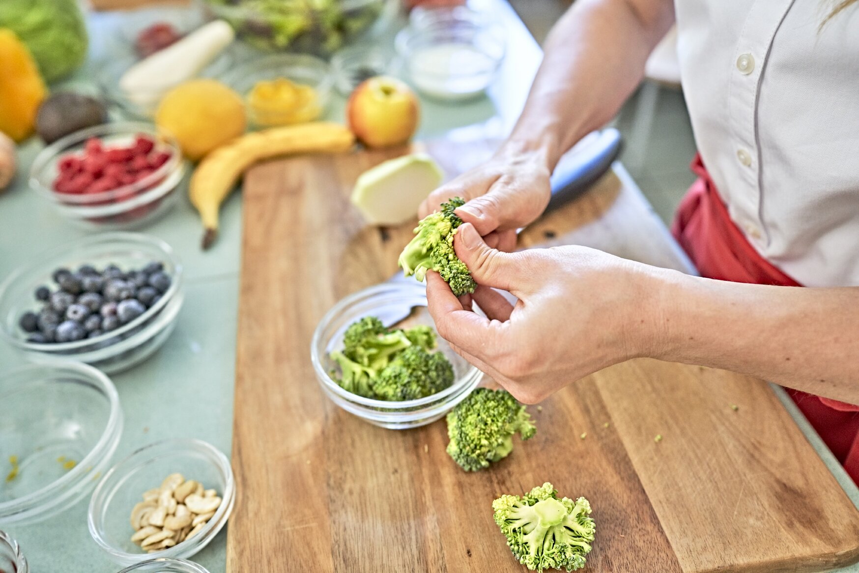 Gesundes Bayern - Koch bearbeitet gesundes Essen vor