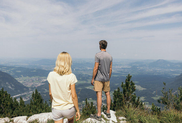 Frau und Mann genießen das Landschaftspanorama über Oberstaufen
