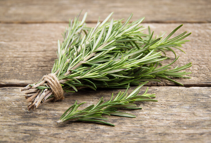 Hier sehen Sie ein Bund Rosmarin. 