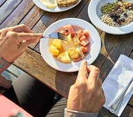 Gesundes Bayern - Essenszene mit Früchten und Samen und Nüssen, gesunde Ernährung