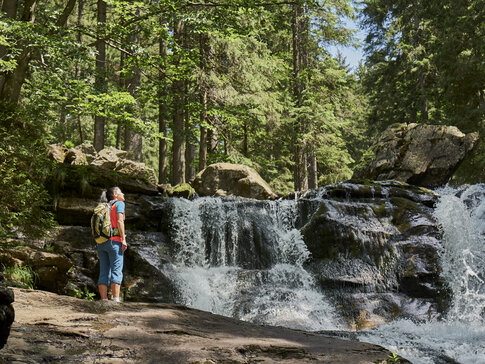Hier sehen Sie kleine Wasserfälle.