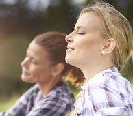 Gesundes Bayern - 2 Frauen genießen Auszeit im Grünen