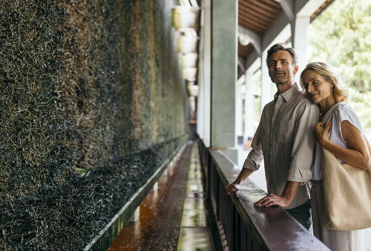 Ein Paar steht vor einer Mooswand und genießt die Sole Luft